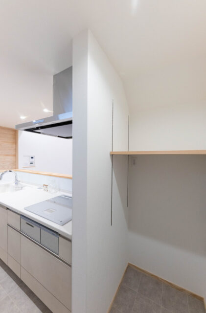 スタイリッシュな片流れ屋根と重厚感ある外観が映えるロフトと和室を備えた平屋 - おばま工務店 - パントリー