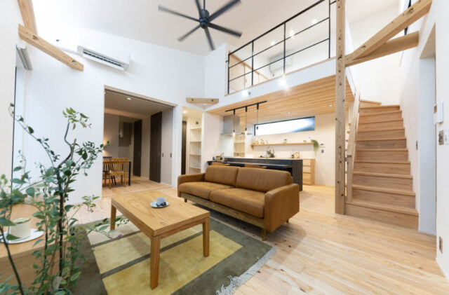 モスグリーン×グレーの外装とロフトで開放感をつくった家事ラク平屋 - おばま工務店 - LDK