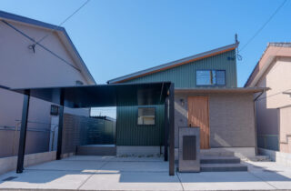 モスグリーン×グレーの外装とロフトで開放感をつくった家事ラク平屋 - おばま工務店 - 外観