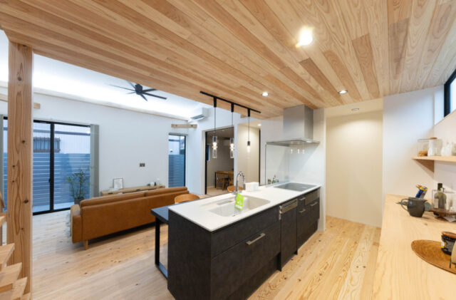 モスグリーン×グレーの外装とロフトで開放感をつくった家事ラク平屋 - おばま工務店 - キッチン