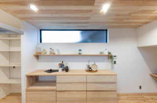 モスグリーン×グレーの外装とロフトで開放感をつくった家事ラク平屋 - おばま工務店 - キッチン・収納