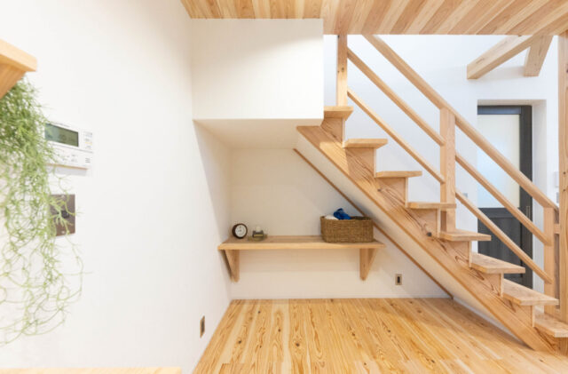 モスグリーン×グレーの外装とロフトで開放感をつくった家事ラク平屋 - おばま工務店 - 階段下