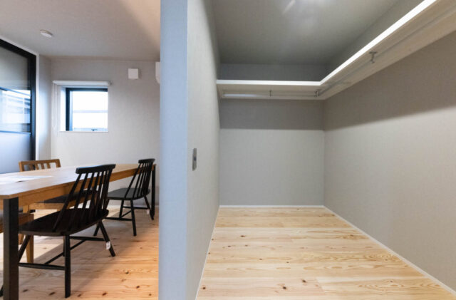 モスグリーン×グレーの外装とロフトで開放感をつくった家事ラク平屋 - おばま工務店 - WIC