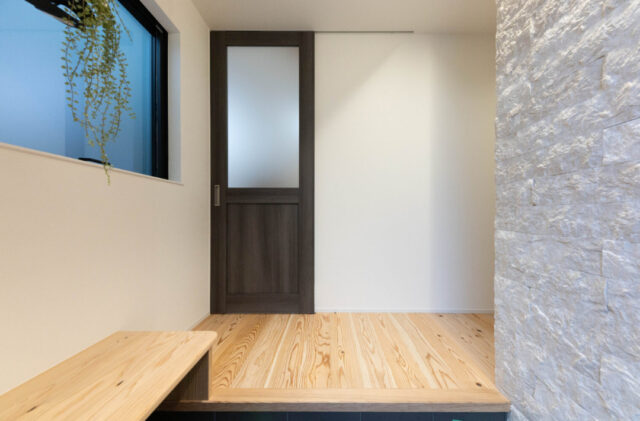 モスグリーン×グレーの外装とロフトで開放感をつくった家事ラク平屋 - おばま工務店 - 玄関