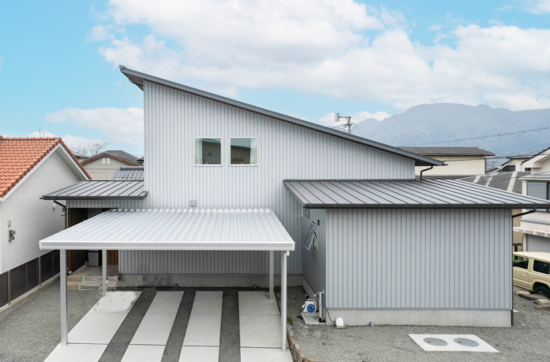 2箇所の吹き抜けで光がたっぷり入る平屋のような開放感がある住まい - おばま工務店 - 外観