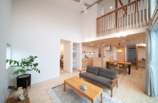 2箇所の吹き抜けで光がたっぷり入る平屋のような開放感がある住まい - おばま工務店 - LDK
