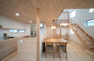 2箇所の吹き抜けで光がたっぷり入る平屋のような開放感がある住まい - おばま工務店 - キッチン・ダイニング