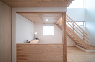 2箇所の吹き抜けで光がたっぷり入る平屋のような開放感がある住まい - おばま工務店 - 階段下