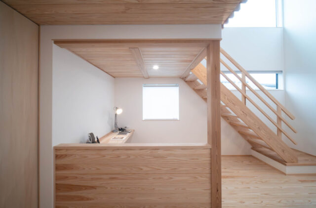 2箇所の吹き抜けで光がたっぷり入る平屋のような開放感がある住まい - おばま工務店 - 階段下