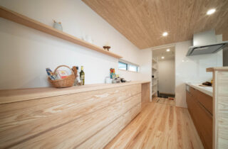 2箇所の吹き抜けで光がたっぷり入る平屋のような開放感がある住まい - おばま工務店 - キッチン