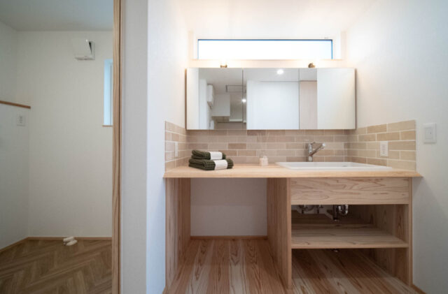 2箇所の吹き抜けで光がたっぷり入る平屋のような開放感がある住まい - おばま工務店 - 洗面スペース