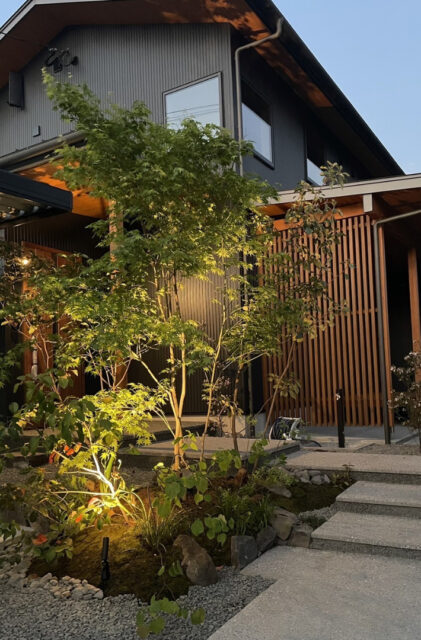 植栽が映える和モダンの外装と木の質感を活かした機能性抜群の2階建て - おばま工務店 - 外構