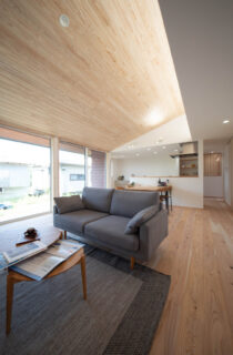 欧州壁と鎧張りのバランスが美しい外観の機能的な自然素材の住まい - おばま工務店 - リビング
