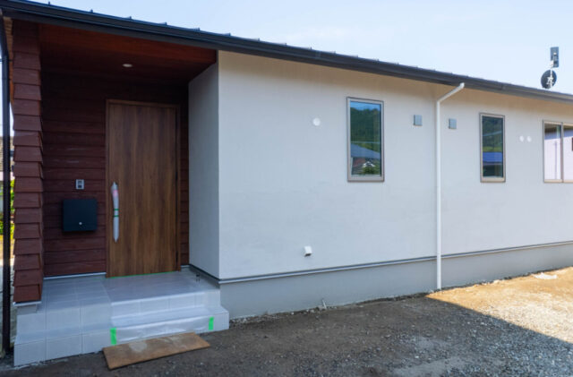 欧州壁と鎧張りのバランスが美しい外観の機能的な自然素材の住まい - おばま工務店 - 外観