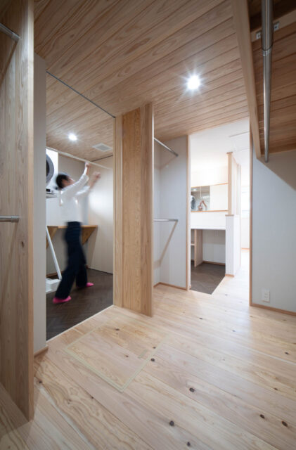 欧州壁と鎧張りのバランスが美しい外観の機能的な自然素材の住まい - おばま工務店 - WIC