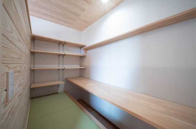 欧州壁と鎧張りのバランスが美しい外観の機能的な自然素材の住まい - おばま工務店 - 書斎