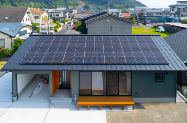 木の質感に包まれる家事ラク動線のビルトインガレージの平屋 - おばま工務店 - 外観