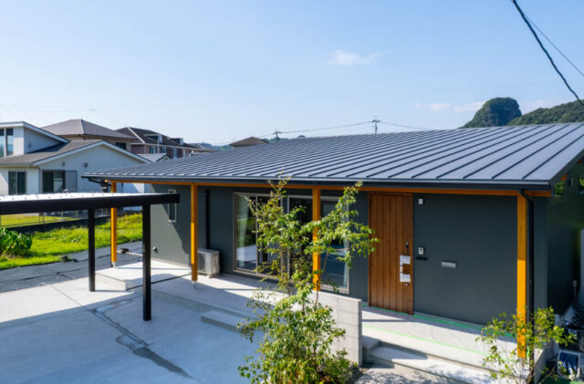 深い軒の和モダンな佇まいとただいま動線の効率的な平屋 - おばま工務店 - 外観