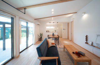 深い軒の和モダンな佇まいとただいま動線の効率的な平屋 - おばま工務店 - LDK