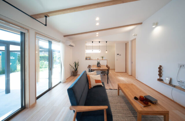 深い軒の和モダンな佇まいとただいま動線の効率的な平屋 - おばま工務店 - LDK