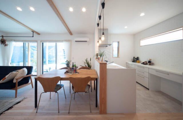 深い軒の和モダンな佇まいとただいま動線の効率的な平屋 - おばま工務店 - ダイニング・キッチン