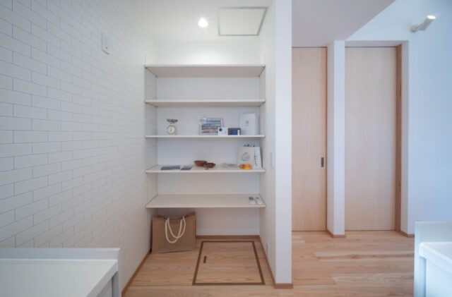 深い軒の和モダンな佇まいとただいま動線の効率的な平屋 - おばま工務店 - パントリー