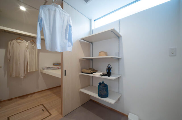 深い軒の和モダンな佇まいとただいま動線の効率的な平屋 - おばま工務店 - サニタリールーム
