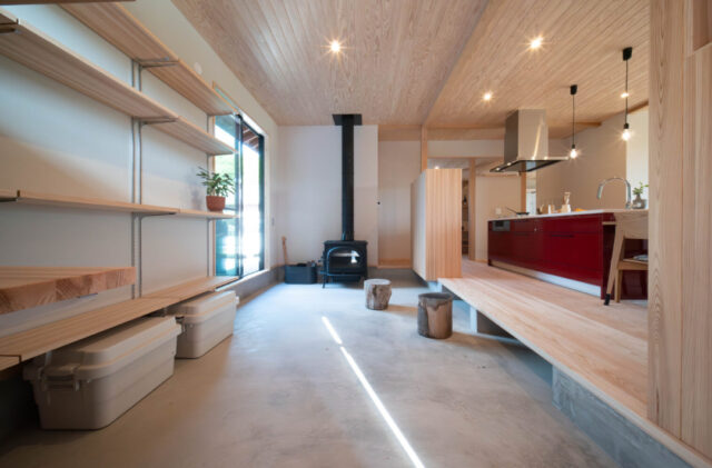 焼杉の凛とした外観と薪ストーブが映える3世代で暮らす木の平屋 - おばま工務店 - 土間