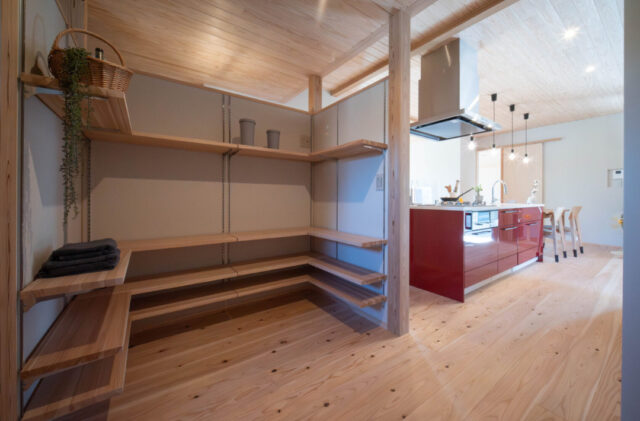 焼杉の凛とした外観と薪ストーブが映える3世代で暮らす木の平屋 - おばま工務店 - キッチン・収納
