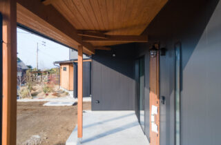 土間もロフトも叶う充実の機能性と開放感を備えた平屋 - おばま工務店 - 玄関