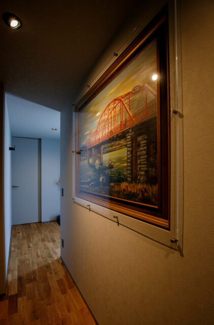 緑豊かな外構とシックな空間に自然光が映えるモダンな平屋 - 中池組 - 廊下