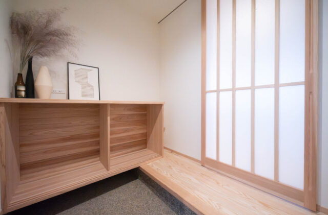 焼杉の外壁が映える桜島を一望する24坪平屋 - おばま工務店 - 玄関