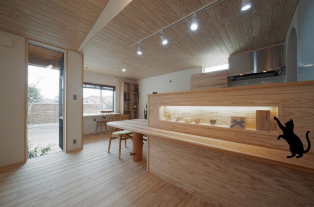 杉の温もりと土間が広がる猫と心地よく暮らす和モダンな平屋 - おばま工務店 - キッチン