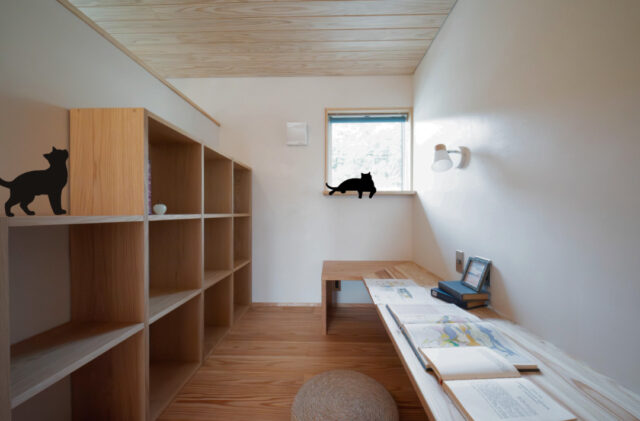 杉の温もりと土間が広がる猫と心地よく暮らす和モダンな平屋 - おばま工務店 - 書斎
