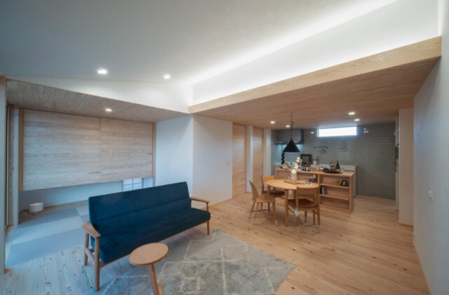 ガルバリウムの外観に木と和の趣が溶け込む心地よい平屋 - おばま工務店 - LDK・和室