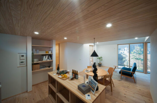 ガルバリウムの外観に木と和の趣が溶け込む心地よい平屋 - おばま工務店 - LDK