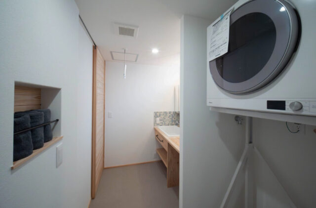 木の温もりに包まれる吹抜けリビングのある家 - おばま工務店 - ランドリールーム