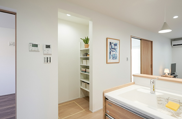 パントリー -「木咲な家」平屋建て「人目を気にせず寛げる大きなお庭がある家」(鹿児島市) - 三洋ハウス