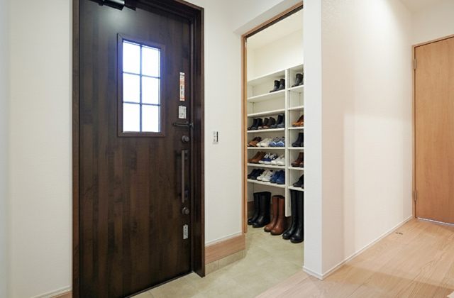 玄関 -「木咲な家」平屋建て「人目を気にせず寛げる大きなお庭がある家」(鹿児島市) - 三洋ハウス