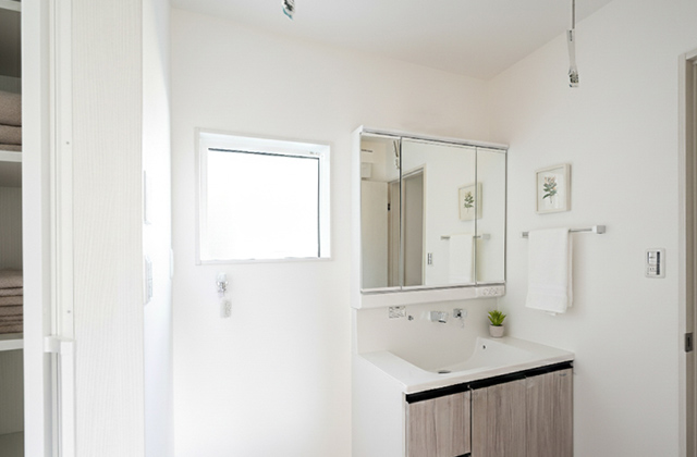 洗面脱衣室 -「木咲な家」2階建て「白を基調とした洗練されたLDKの家」(鹿児島市) - 三洋ハウス