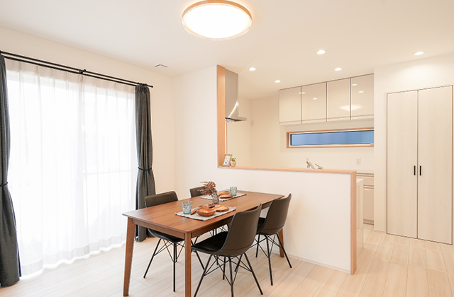 対面式キッチン - 清和 2階建てモデルハウス「リビングに明るい吹き抜けのある木咲な家」(鹿児島市) - 三洋ハウス