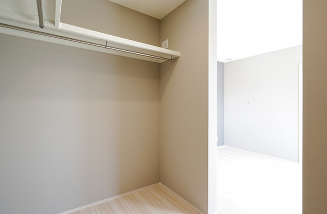 ウォークインクローゼット - 清和 2階建てモデルハウス「リビングに明るい吹き抜けのある木咲な家」(鹿児島市) - 三洋ハウス