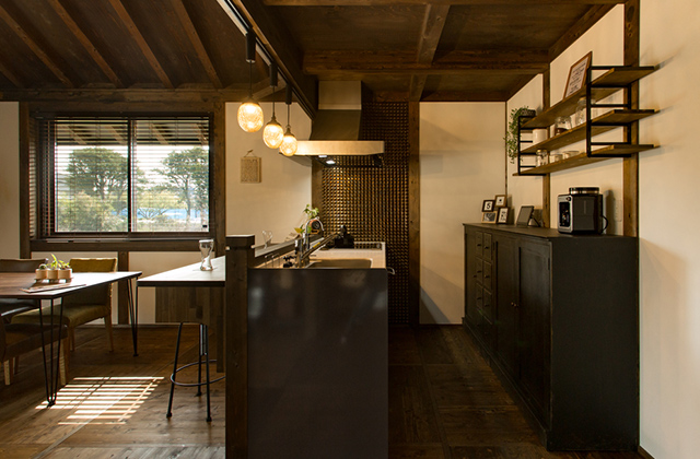 キッチン- 姶良展示場「伝統様式を取り入れた焼杉とひのきが彩る住まい」(姶良市) - 綿半林業鹿児島店｜サイエンスホーム