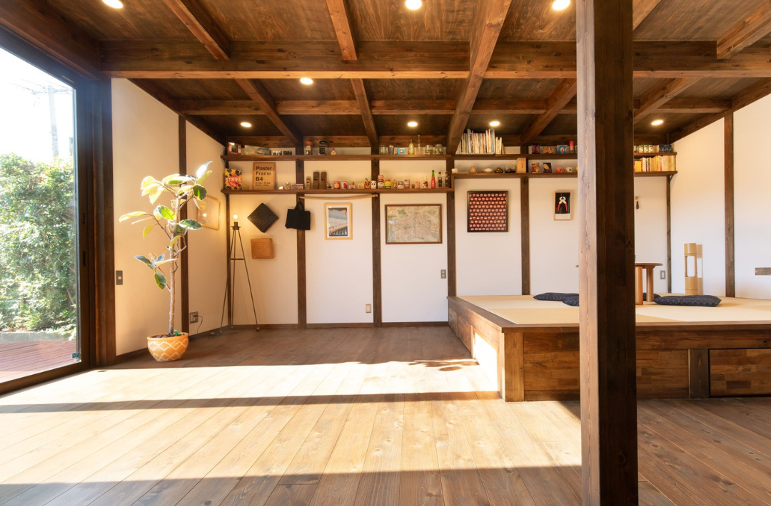 木の趣をダイレクトに感じる開放的な古民家ギャラリー風の住まい - サイエンスホーム - リビング