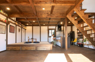 木の趣をダイレクトに感じる開放的な古民家ギャラリー風の住まい - サイエンスホーム - LDK