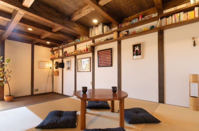 木の趣をダイレクトに感じる開放的な古民家ギャラリー風の住まい - サイエンスホーム - 和室