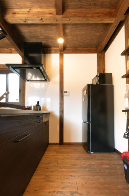木の趣をダイレクトに感じる開放的な古民家ギャラリー風の住まい - サイエンスホーム - キッチン