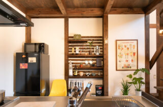 木の趣をダイレクトに感じる開放的な古民家ギャラリー風の住まい - サイエンスホーム - キッチン・収納