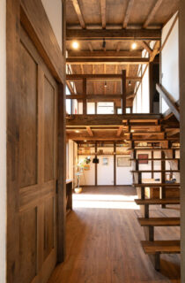 木の趣をダイレクトに感じる開放的な古民家ギャラリー風の住まい - サイエンスホーム - 階段