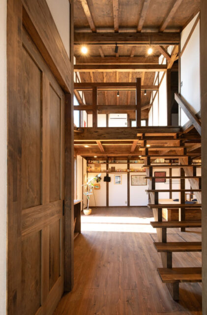 木の趣をダイレクトに感じる開放的な古民家ギャラリー風の住まい - サイエンスホーム - 階段